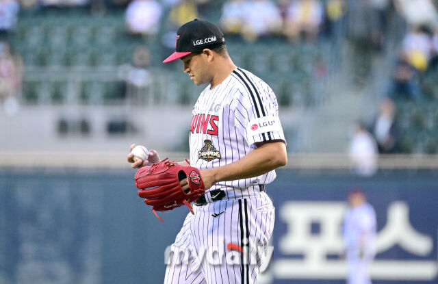 2026년 4월 16일 오후 서울 잠실구장에서 열린 '2026 신한 SOL KBO리그' 롯데 자이언츠와 LG 트윈스의 경기. LG 선발투수 치리노스가 1회초 1실점 한 뒤 아쉬워하고 있다./마이데일리