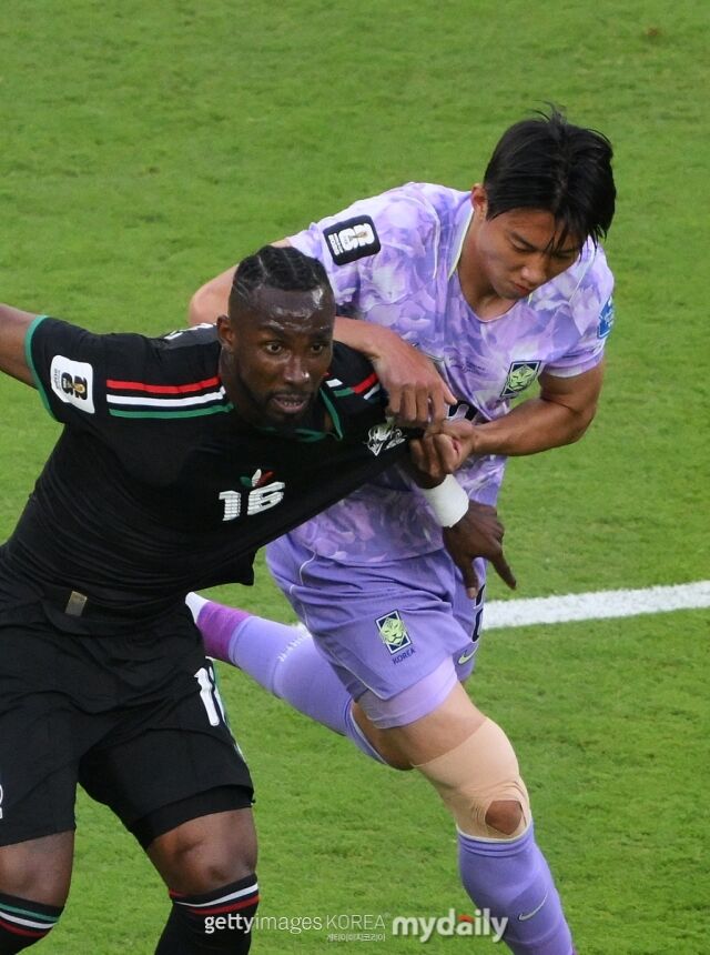 축구대표팀 수비수 이한범(오른쪽)이 19일 오전 10시(이하 한국시각) 멕시코 할리스코주 과달라하라 인근 사포판의 과달라하라 스타디움에서 펼쳐진 멕시코와 2026 북중미 월드컵 A조 조별리그 2차전에서 수비를 하고 있다./게티이미지코리아