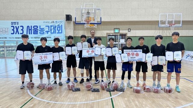 중등부 입상자들이 기념 촬영을 하고 있다. /한기범희망나눔 제공