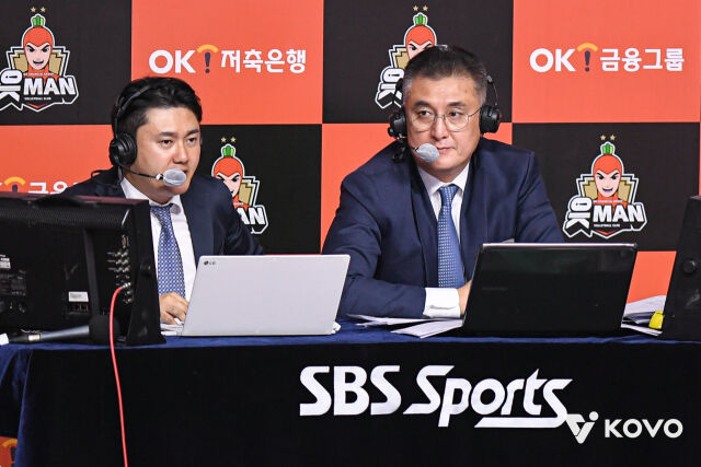 최천식 인하대 감독·SBS스포츠 배구해설위원이 V-리그 남자부 경기 현장 중계를 통해 해설하고 있다./한국배구연맹(KOVO) 제공