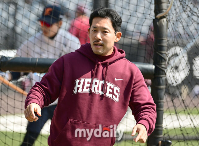 2026년 3월 28일 오후 대전 한화생명볼파크에서 ‘2026 신한 SOL KBO리그' 개막전 키움 히어로즈와 한화 이글스의 경기가 열렸다. 경기 전 키움 이용규 코치가 인사하고 있다./마이데일리