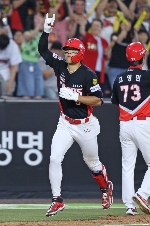 KIA 타이거즈 김도영이 9일 대전한화생명볼파크에서 열린 한화 이글스전서 홈런을 치고 있다./KIA 타이거즈 제공