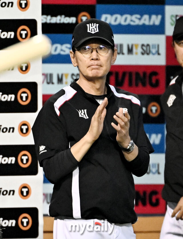 16일 오후 서울 잠실야구장에서 진행된 '2026 프로야구 KBO리그' 두산베어스와 KT위즈의 경기. KT 이강철 감독이 선수들에 박수를 치고 있다./마이데일리