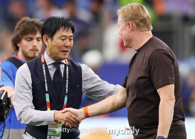 일본 축구대표팀이 15일 댈러스 스타디움에서 열린 '2026 국제축구연맹(FIFA) 북중미 월드컵' F조 조별리그 1차전 네덜란드와의 경기에서 2-2로 비겼다. 경기 종료 후 로날드 쿠만 네덜란드 축구대표팀 감독과 악수를 하고 있는 모리야스 하지메 일본 축구대표팀 감독(왼쪽)./게티이미지코리아