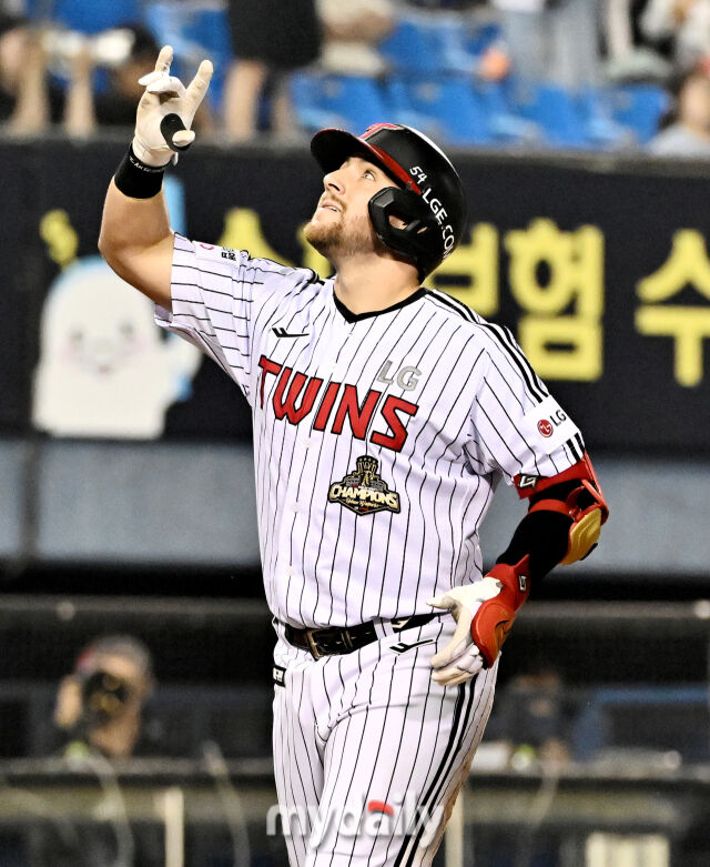10일 오후 서울 잠실 야구장에서 진행된 '2026 프로야구 KBO리그' LG트윈스와 SSG랜더스의 경기. LG 오스틴이 5회초 1사 만루서 만루홈런을 터뜨린 뒤 홈을 밟고 있다./마이데일리