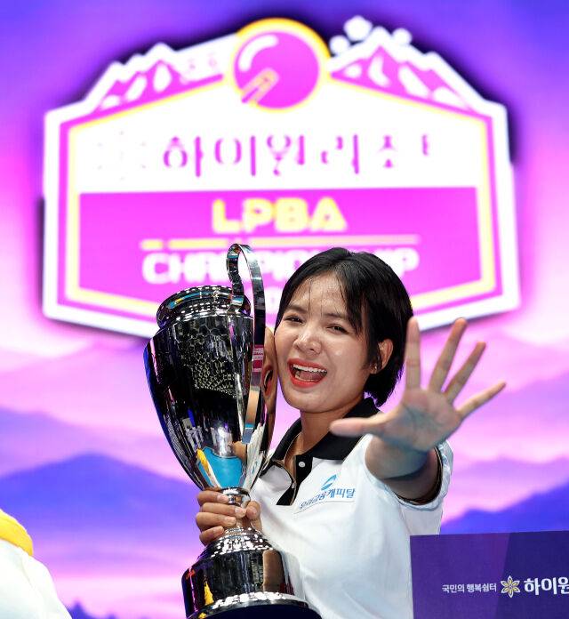 스롱 피아비가 LPBA 대회 시상식에서 기념 사진을 찍고 있다. /PBA 제공