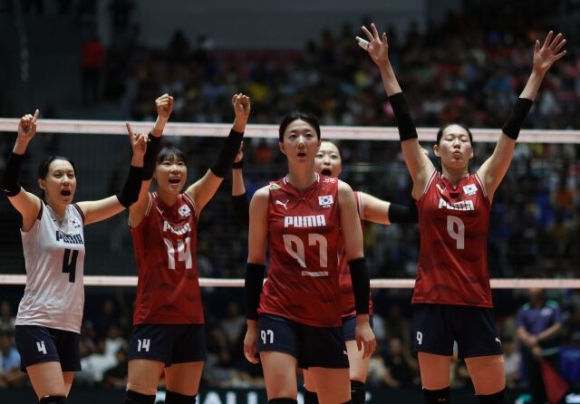 한국여자배구대표팀 주장 강소휘(가운데, 97번)가 15일 필리핀에서 열린 2026 AVC 컵대회 대만과 결승전 도중 1세트 승리를 확정한 뒤 팀 동료들과 함께 전광판을 바라보고 있다./아시아배구연맹(AVC) 제공