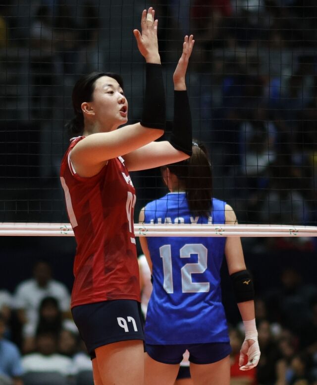한국여자배구대표팀 주장 강소휘(가운데, 97번)가 15일 필리핀에서 열린 2026 AVC 컵대회 대만과 결승전 도중 팀 동료들에게 사인을 보내고 있다./아시아배구연맹(AVC) 제공