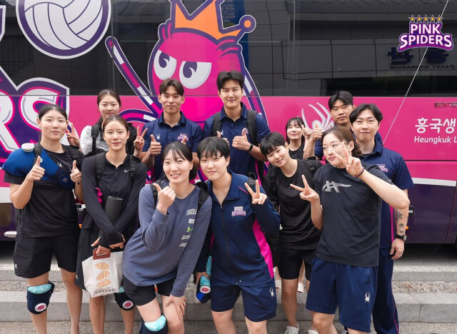 흥국생명이 11일 단양문화체육센터에서 열린 2026 한국실업배구연맹&프로배구 퓨처스 챔프전 단양대회 조별리그 A조 한국도로공사전을 승리로 마친 뒤 '인증샷'을 촬영하고 있다./흥국생명 제공