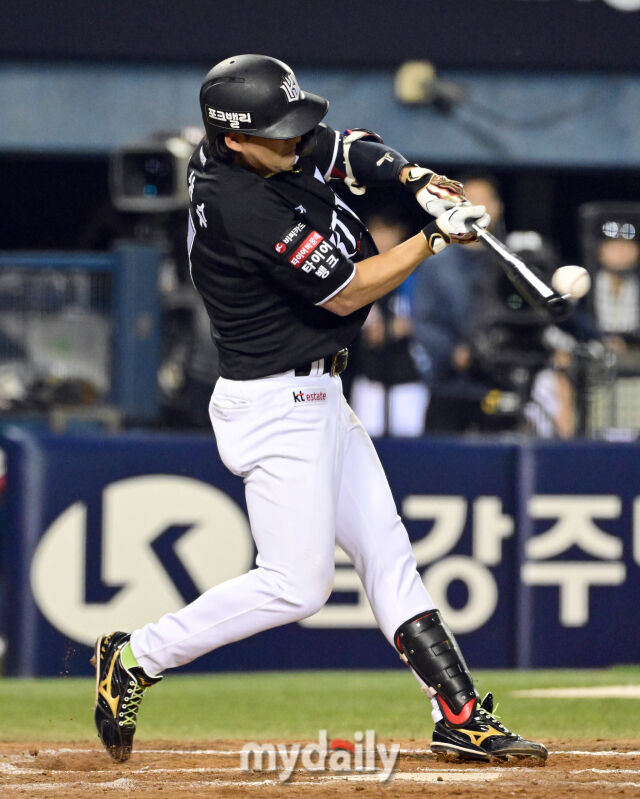 2026년 5월 28일 오후 서울 잠실구장에서 열린 '2026 신한 SOL KBO리그' KT 위즈와 두산 베어스의 경기. KT 김상수가 7회초 1사 1.3루서 유격수 땅볼을 쳤지만 1루에서 세이프 되며 역전시키고 있다./마이데일리