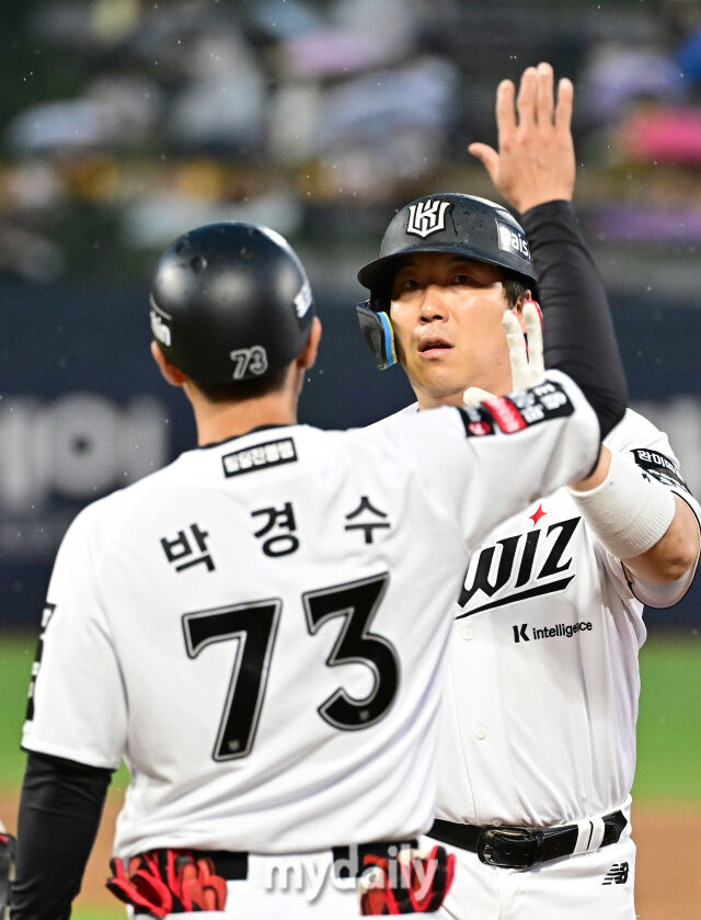2026년 6월 4일 오후 경기도 수원KT위즈파크에서 열린 '2026 신한 SOL KBO리그' LG 트윈스와 KT 위즈의 경기. KT 김현수가 3회말 무사 1.2루서 1타점 적시타를 친 뒤 기뻐하고 있다./마이데일리
