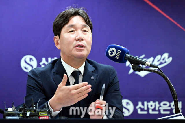 6일 오전 서울 중구 프레스센터에서 진행된 '2026 WBC 대표팀 기자회견'에서 류지현 감독이 취재진의 질문에 답하고 있다./마이데일리