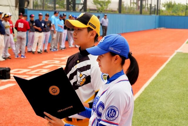 21일 대한유소년야구연맹에 따르면 경기HBC유소년야구단 출신 박민교(오른쪽)가 여자야구 국가대표팀에 발탁됐다./대한유소년야구연맹 제공