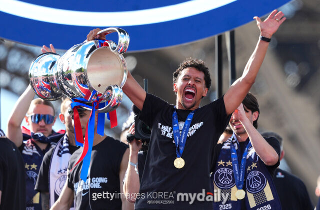 PSG의 마르퀴뇨스가 2026년 5월 프랑스 파리에서 열린 챔피언스리그 우승 축하 행사에서 트로피를 들고 있다./게티이미지코리아