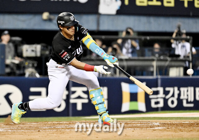 16일 오후 서울 잠실야구장에서 진행된 '2026 프로야구 KBO리그' 두산베어스와 KT위즈의 경기. KT 안현민이 5회초 1사 1,3루서 1타점 적시타를 터뜨리고 있다./마이데일리