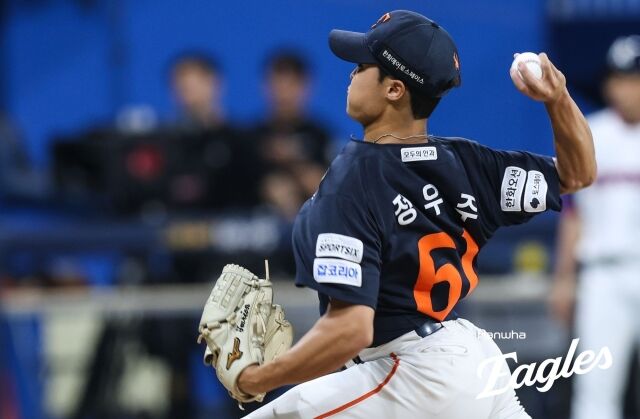 한화 이글스 정우주가 13일 서울 고척스카이돔에서 열린 키움 히어로즈와의 원정경기서 투구하고 있다./한화 이글스 제공