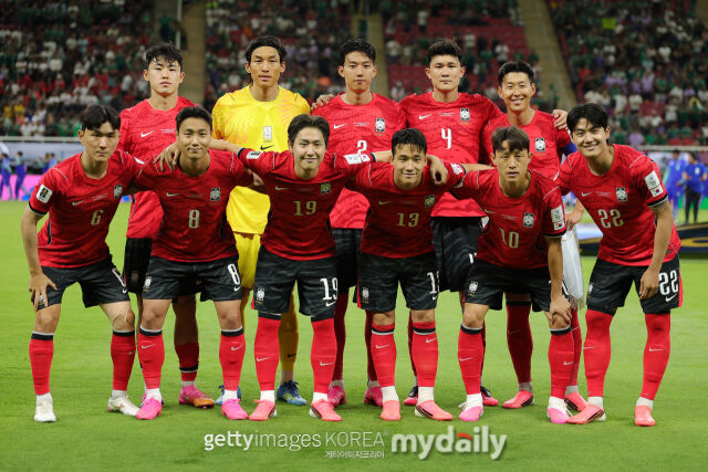 축구대표팀 선수단이 체코와의 2026 북중미월드컵 A조 1차전을 앞두고 기념촬영을 하고 있다./게티이미지코리아