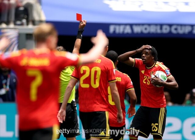 벨기에가 22일 로스앤젤레스 스타디움에서 열린 '2026 국제축구연맹(FIFA) 북중미 월드컵' G조 조별리그 2차전에서 이란과 0-0으로 비겼다. 벨기에 네이선 응고이(맨 오른쪽)가 후반 22분 퇴장 판정을 받고 있다./게티이미지코리아