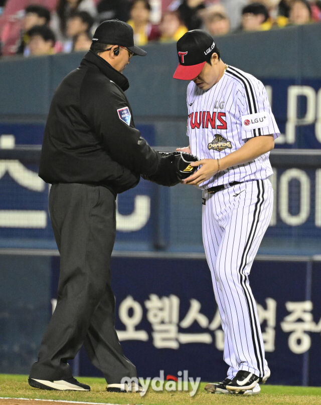 2026년 4월 1일 오후 서울 잠실구장에서 '2026 신한 SOL KBO리그' KIA 타이거즈와 LG 트윈스의 경기. LG 김진성이 5회초 1사 1루서 교체 투입되며 이물질 검사를 받고 있다./마이데일리