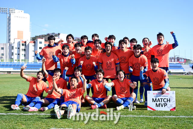 한국대학축구연맹은 2일 한국대학축구연맹 대회의실에서 '고원관광 휴양 레저스포츠도시 태백 제62회 추계대학축구연맹전' 대진 추첨을 진행했다. 지난 춘계연맹전 우승을 차지한 울산대학교./마이데일리 DB