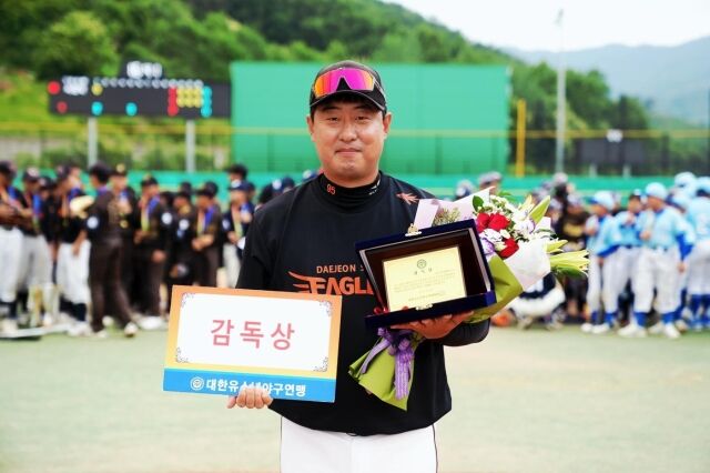 박상규 대전서구유소년야구단 감독이 감독상을 받고 기념 촬영하고 있다. /대한유소년야구연맹 제공