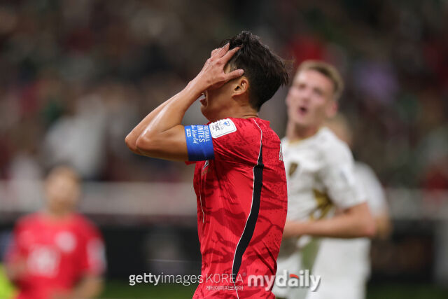 대한민국 축구대표팀이 12일 과달라하라 스타디움에서 열린 체코와의 2026 국제축구연맹(FIFA) 북중미 월드컵 A조 조별리그 1차전에서 2-1로 역전승을 거뒀다. 찬스를 놓친 뒤 아쉬워하고 있는 손흥민./게티이미지코리아