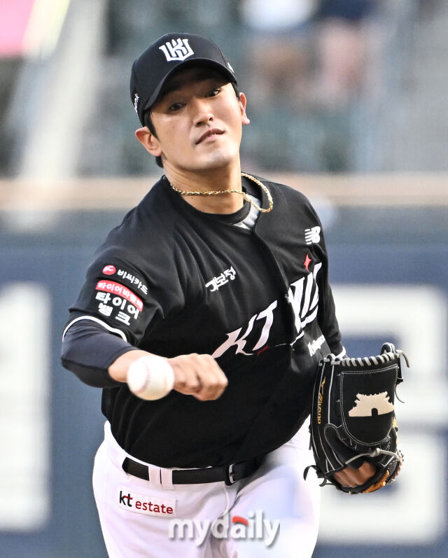 16일 오후 서울 잠실야구장에서 진행된 '2026 프로야구 KBO리그' 두산베어스와 KT위즈의 경기. KT 선발투수 고영표가 역투하고 있다./잠실=송일섭 기자