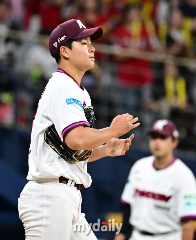 2026년 5월 26일 오후 서울 고척스카이돔에서 열린 '2026 신한 SOL KBO리그' KIA 타이거즈와 키움 히어로즈의 경기. 키움 박지성이 7회초 구원등판해 2사 만루서 KIA 김도영에게 3타점 2루타를 맞고 허턀하고 있다./마이데일리 DB