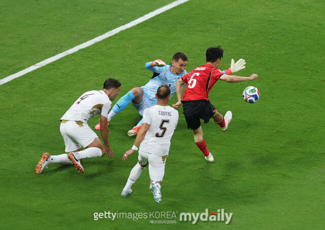 황인범이 12일 오전 11시(한국시각) 멕시코 사포판의 과달라하라 스타디움에서 열린 2026 국제축구연맹(FIFA) 북중미 월드컵 조별리그 A조 1라운드 체코와의 맞대결에서 슈팅하고 있다. /게티이미지코리아
