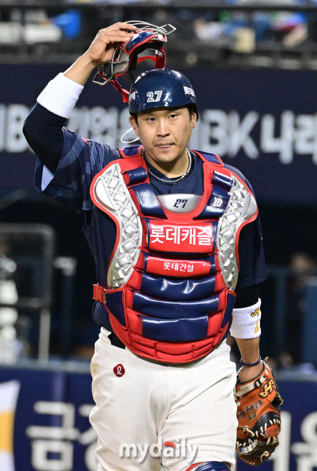 2026년 4월 16일 오후 서울 잠실구장에서 열린 '2026 신한 SOL KBO리그' 롯데 자이언츠와 LG 트윈스의 경기. 롯데 유강남이 7회말 수비를 마친 뒤 더그아웃으로 들어가고 있다./마이데일리