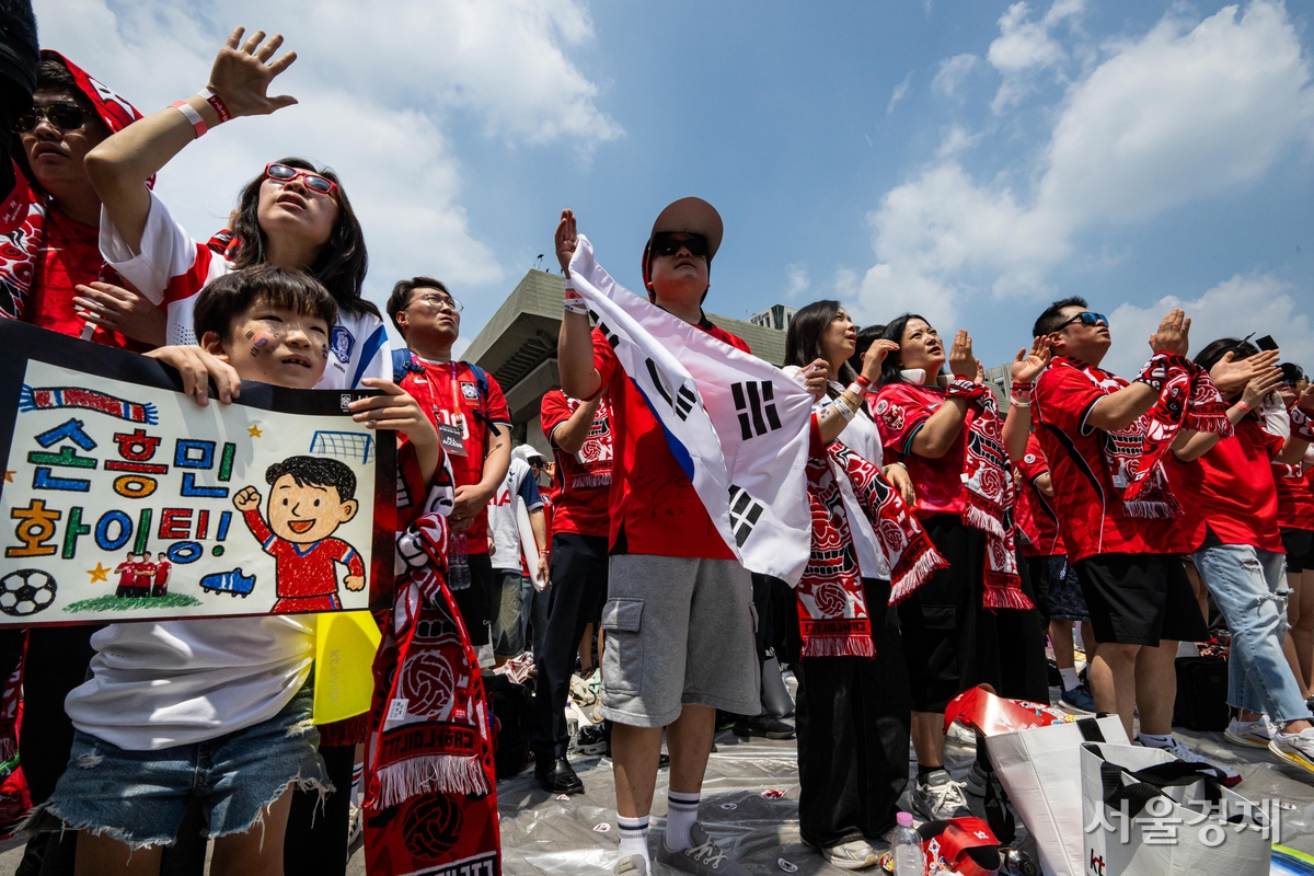 2026 북중미 월드컵 조별리그 A조 1차전 대한민국 축구 대표팀과 체코의 경기가 열린 12일 서울 광화문 광장에 모인 시민들이 축구 대표팀을 응원하고 있다. 조태형 기자 2026.6.12