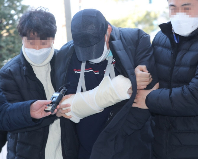 술에 취해 벤츠 차량을 몰다 사망사고를 낸 운전자 A 씨. 연합뉴스