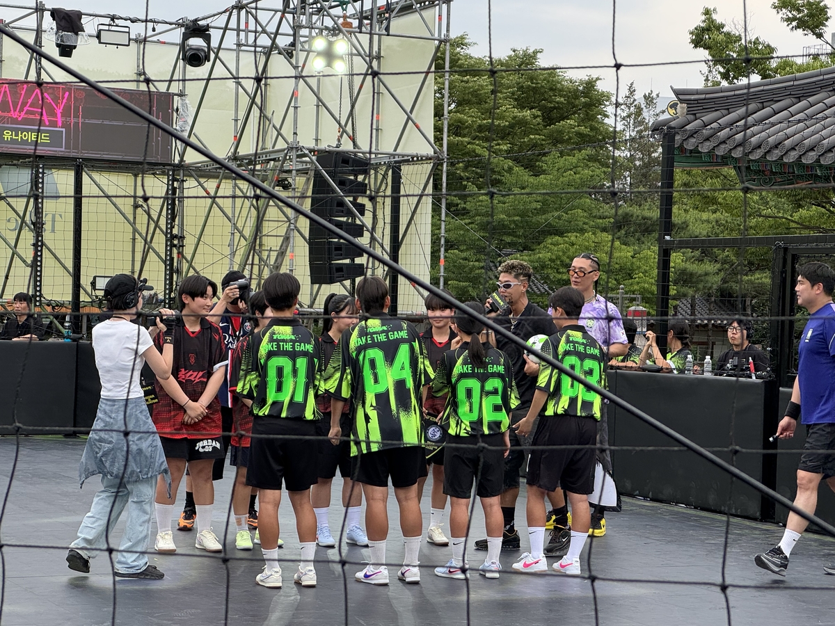 여자 축구 선수들이 6일 서울 중구 남산골한옥마을에서 열린 토마 서울 2026 남녀 스트리트 풋볼 리그에서 경기를 펼치고 있다. 사진 제공=나이키코리아