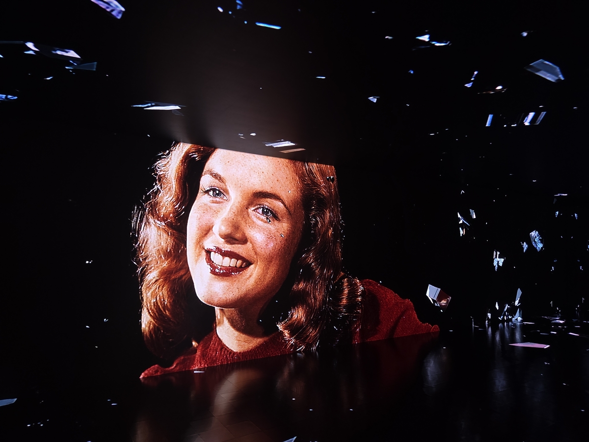 현대차의 고급 브랜드 제네시스가 지난 3일(현지 시간) 뉴욕 맨해튼에 위치한 복합 문화 공간 ‘제네시스 하우스 뉴욕’에 마릴린 먼로 특별전을 마련하고 그의 생전 사진을 대형 화면으로 전시한 모습. 화면 속 모습은 마릴린 먼로의 데뷔 전 앳된 시절이다. 마릴린 먼로는 데뷔 후 금발로 염색하기 전까지는 붉은 빛이 도는 갈색 머리를 하고 있었다. 뉴욕=윤경환 특파원