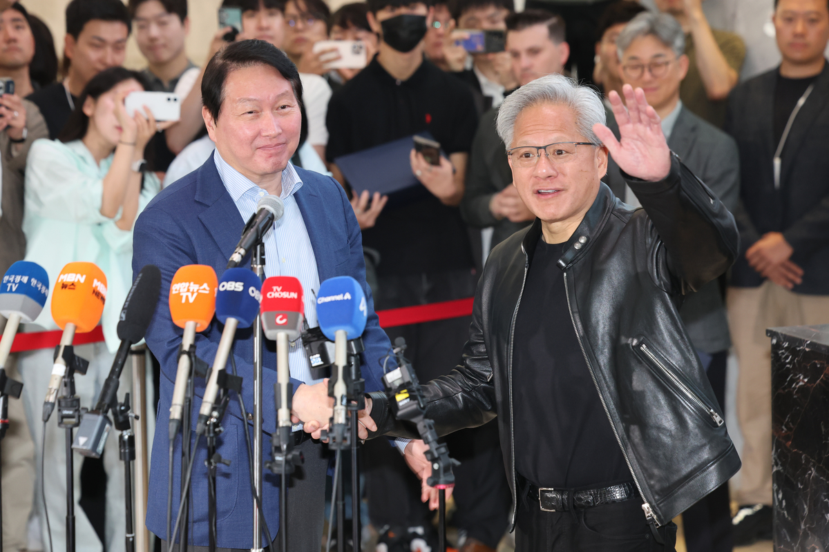 젠슨 황 엔비디아 최고경영자(CEO)가 8일 서울 종로구 SK서린빌딩에서 최태원 SK그룹 회장과 만나 브리핑을 한 뒤 악수하고 있다.  연합뉴스