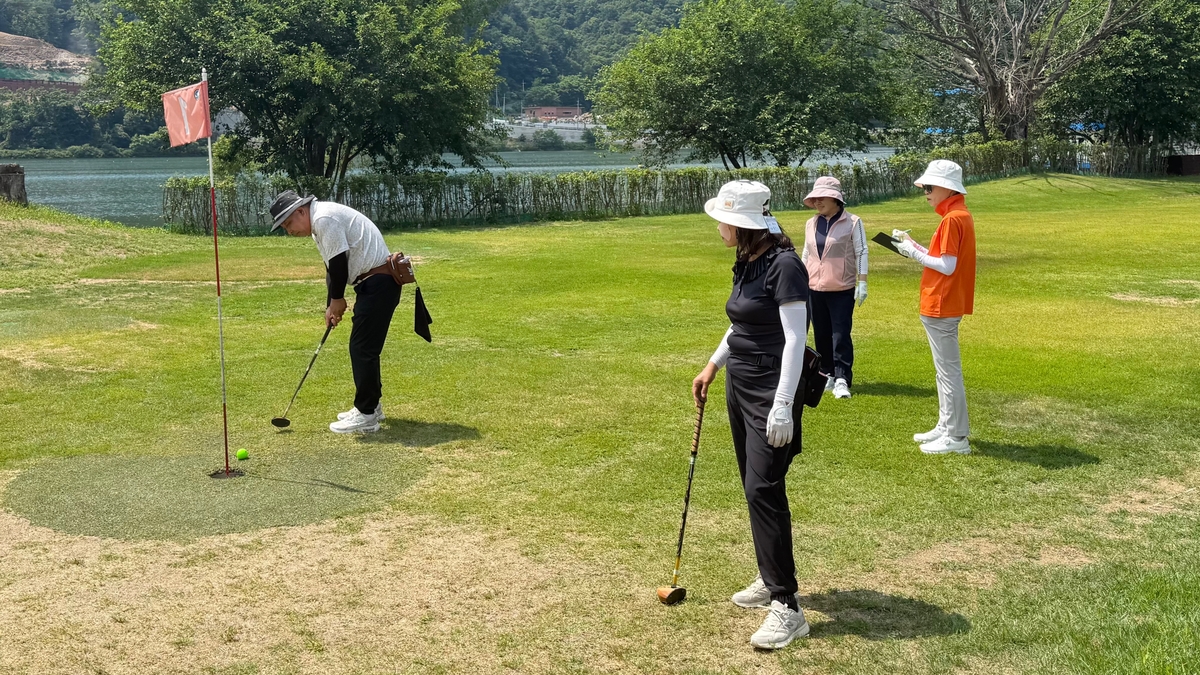 10일 강원 화천군 하남면 겨례리 산천어파크골프장에서 열린 ‘2026 화천 부부(가족) 전국 파크골프대회’에 참가한 선수가 마지막 샷을 날리고 있다. 문예빈 기자