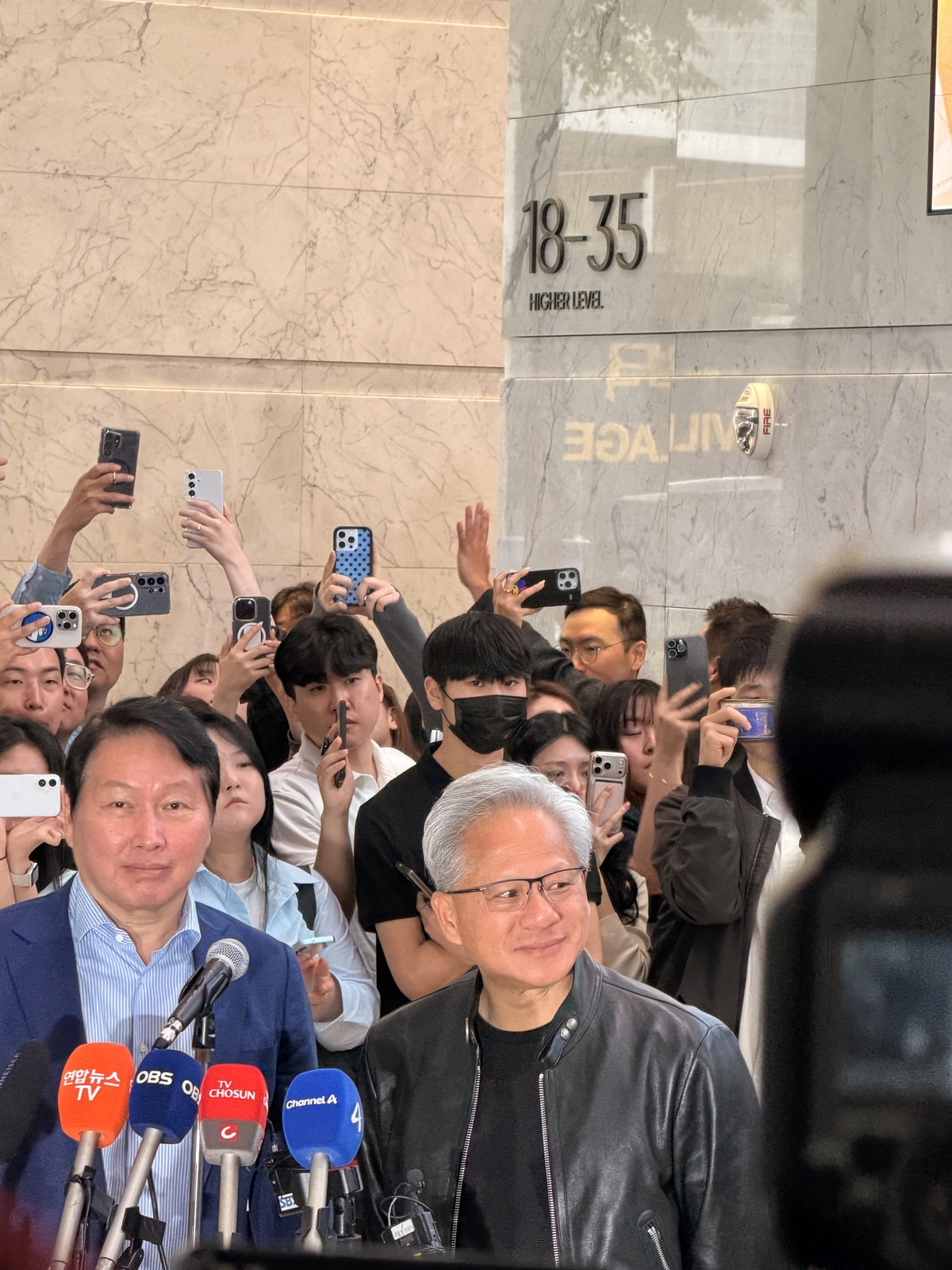 젠슨 황(오른쪽) 엔비디아 CEO와 최태원 SK 회장이 8일 서울 종로구 SK서린빌딩에서 양사 AI 협력 계획을 발표하고 있다. 장현기 기자