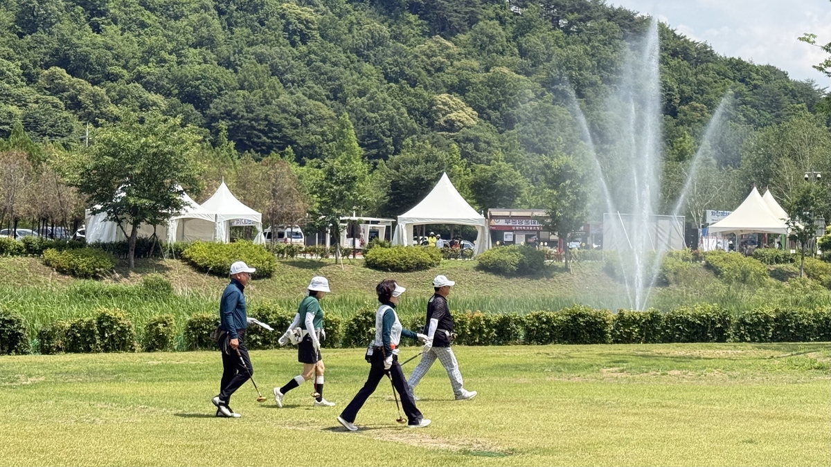 10일 강원 화천군 하남면 겨례리 산천어파크골프장에서 열린 ‘2026 화천 부부(가족) 전국 파크골프대회’에 참가한 선수들이 파크골프 경기를 펼치고 있다. 문예빈 기자