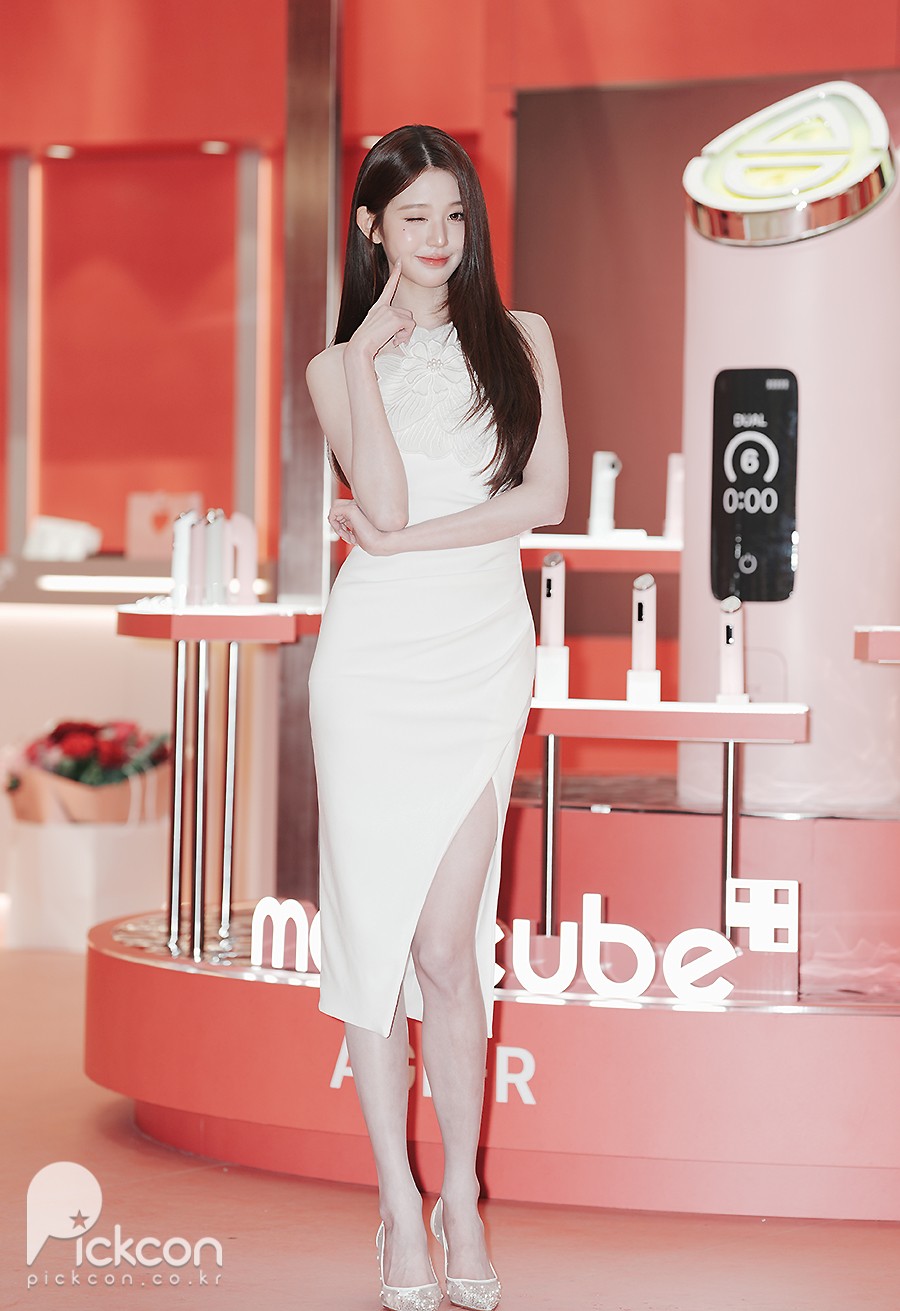 아이브 장원영, 살짝 트인 드레스로 아찔 성숙미 (포토)