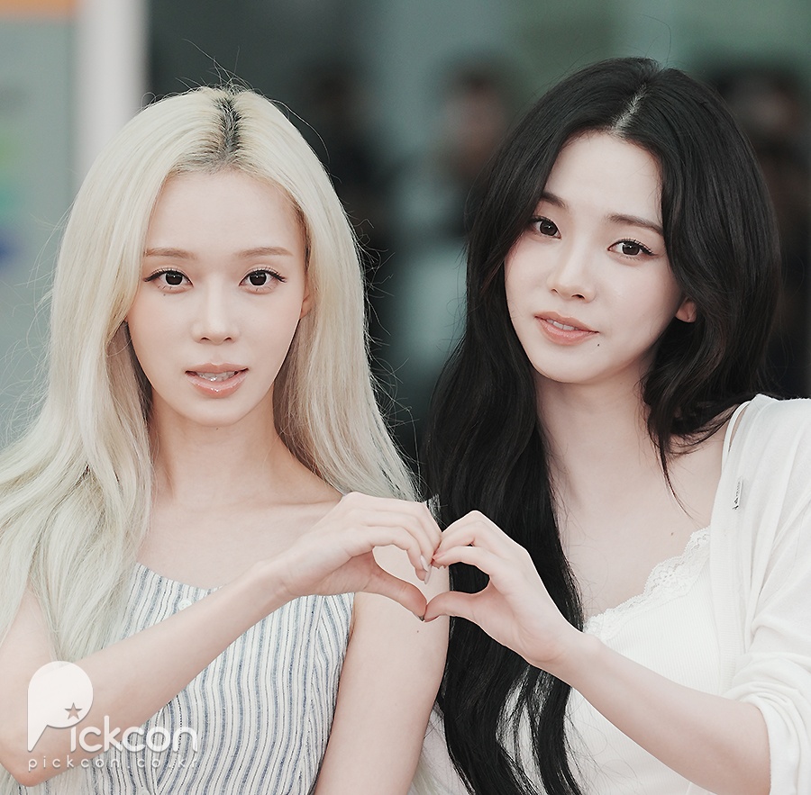 카리나·윈터가 말아주는 '흑금 비주얼' (포토)