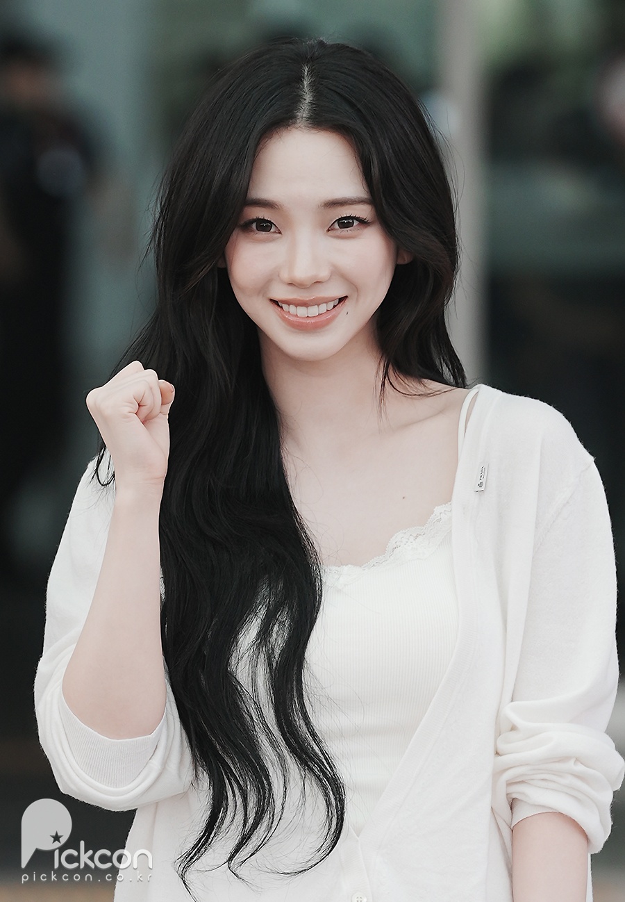 에스파 카리나, 곰인형 먹는 거 아니에요 (포토)