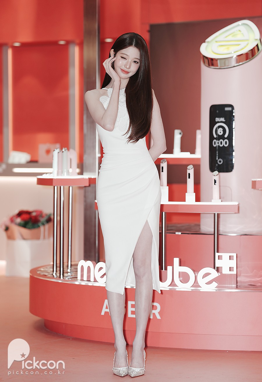 아이브 장원영, 살짝 트인 드레스로 아찔 성숙미 (포토)