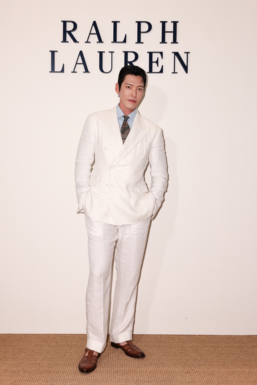 김우빈, 화이트 린넨 수트핏으로 고급스러운 실루엣 완성 (포토)