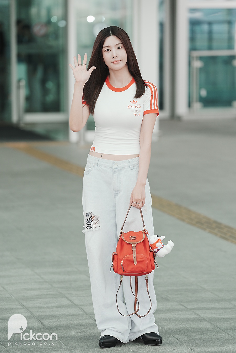 권은비, 볼륨감 이 정도라고? 평범한 크롭톱에도 압도적 글래머 (포토)