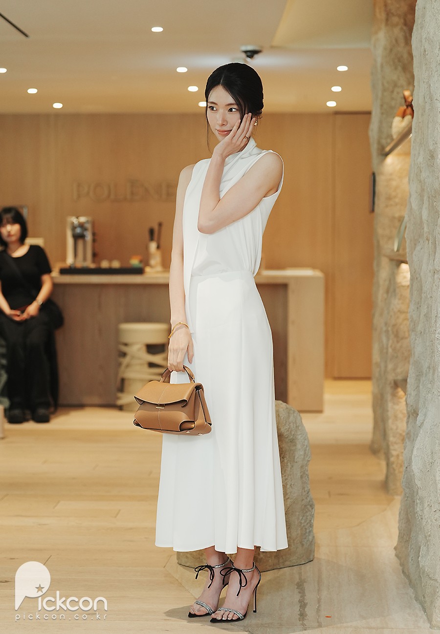 하영, 우아한 비주얼 속 반전 깜찍 매력 (포토)