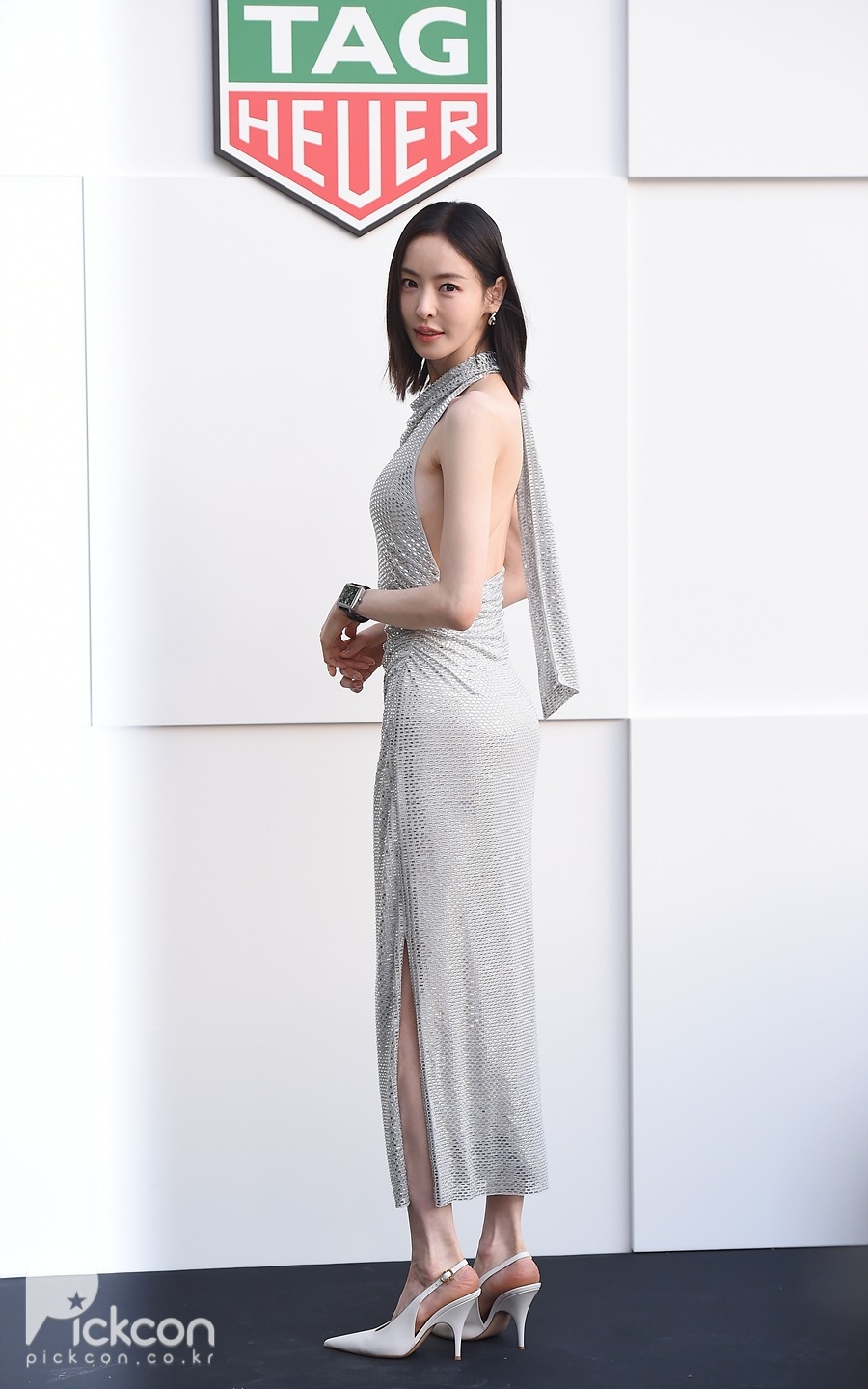 이다희, 시원하게 뚫린 백리스 뒤태 (포토)