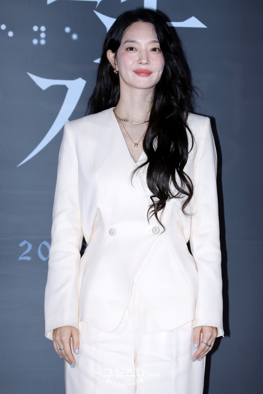 신민아, 시력상실 동공연기 \