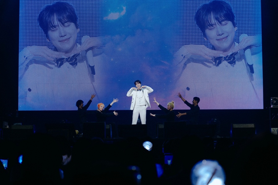 규현, 데뷔 20주년 기념 팬미팅 성료…슈퍼주니어 은혁 MC 지원사격