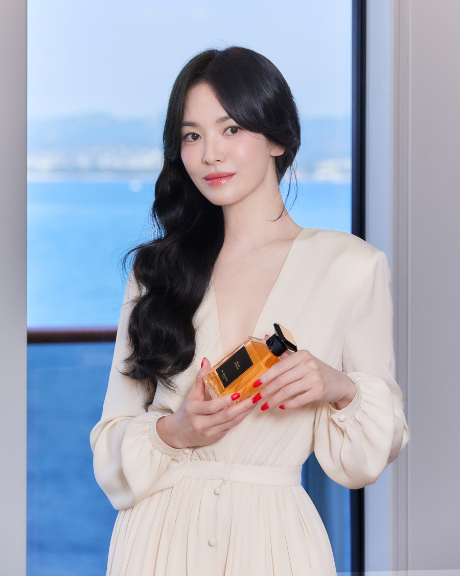 송혜교, 우아하게 고혹적이게…요트 위 여신 (포토)