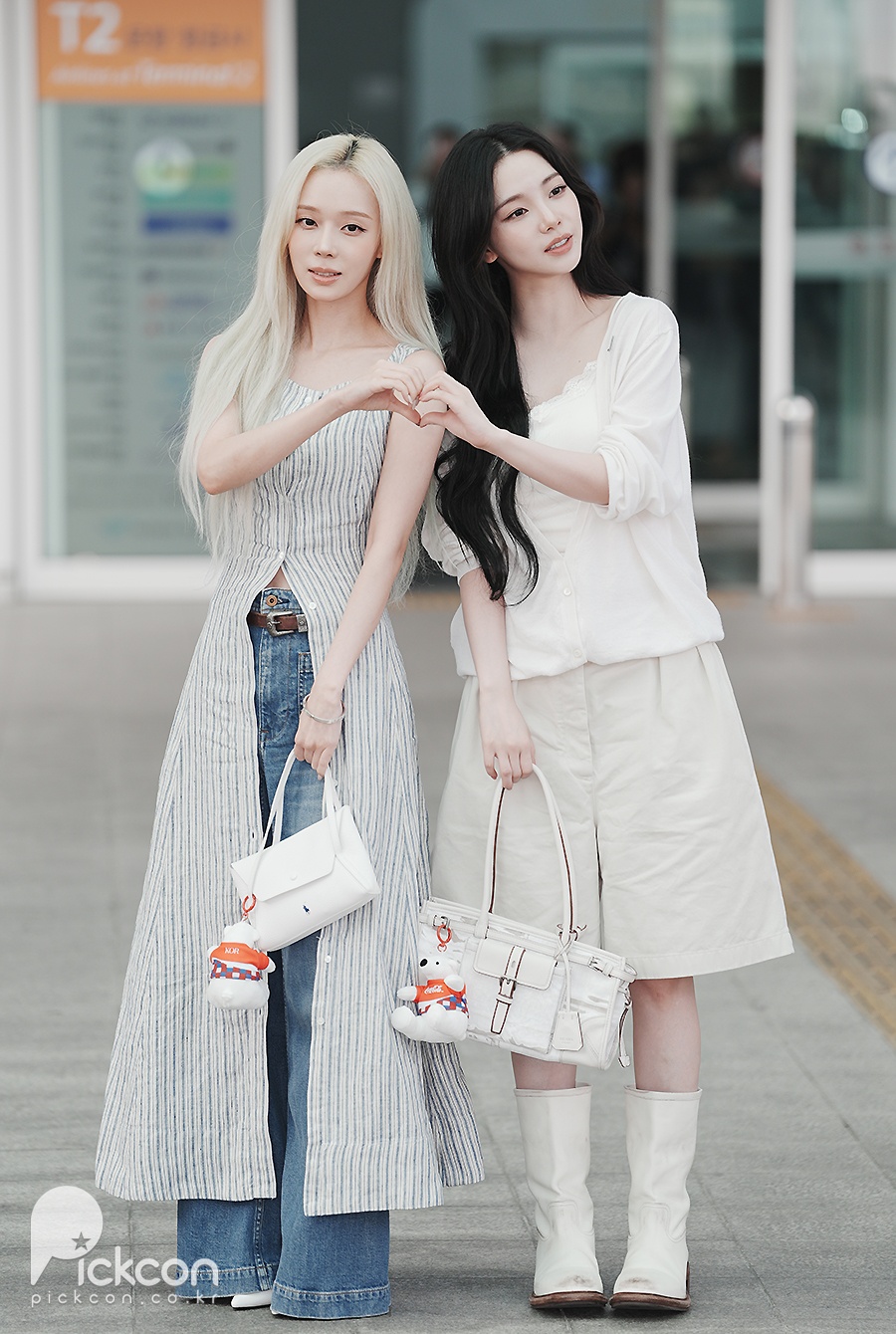 카리나·윈터가 말아주는 '흑금 비주얼' (포토)